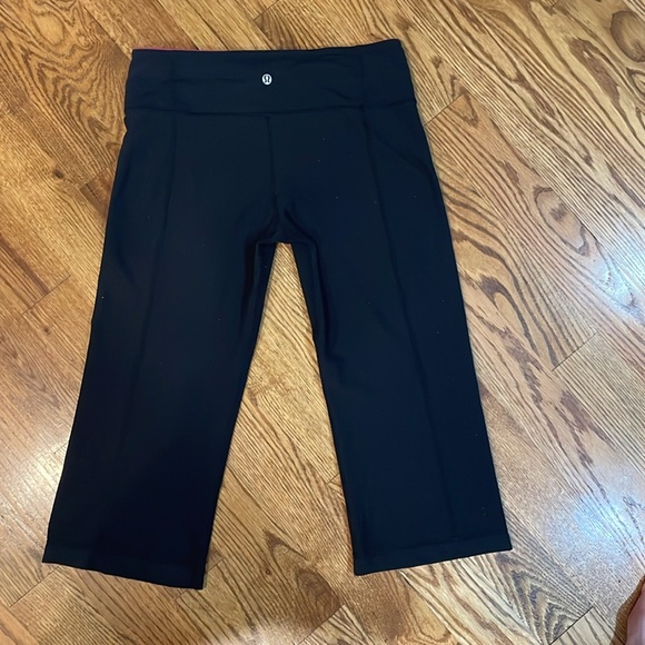 Women’s Lululemon Wide Leg Crop Black Capri Pants. Size 8. Excellent Condition. - Picture 8 of 12